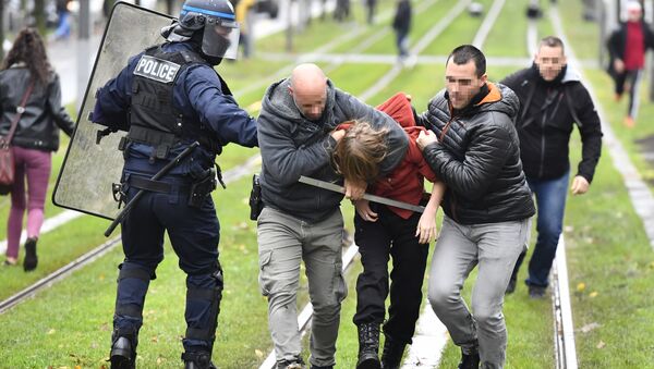 Des affrontements  entre lycéens et forces de l’ordre à Bordeaux le 3 décembre 2019 - Sputnik Afrique