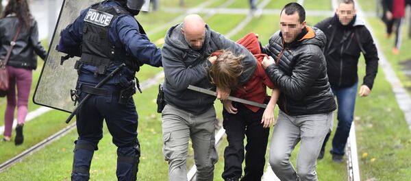 Des affrontements  entre lycéens et forces de l’ordre à Bordeaux le 3 décembre 2019 - Sputnik Afrique