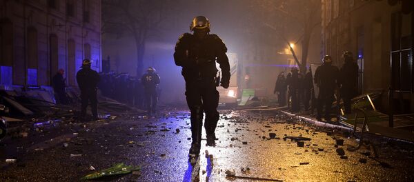 Un CRS Un CRS - Sputnik Afrique