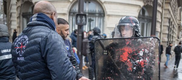 Участники акции в Париже против реформы финансирования медицинского транспорта разговаривают с сотрудниками жандармерии Участники акции в Париже против реформы финансирования медицинского транспорта разговаривают с сотрудниками жандармерии - Sputnik Afrique