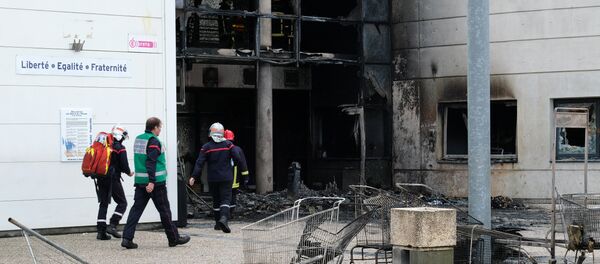 Firefighters work at the site of the entrance hall of the Lycee Saint-Exupery grammar school in Blagnac, near Toulouse, southern France, on December 4, 2018 - Sputnik Afrique