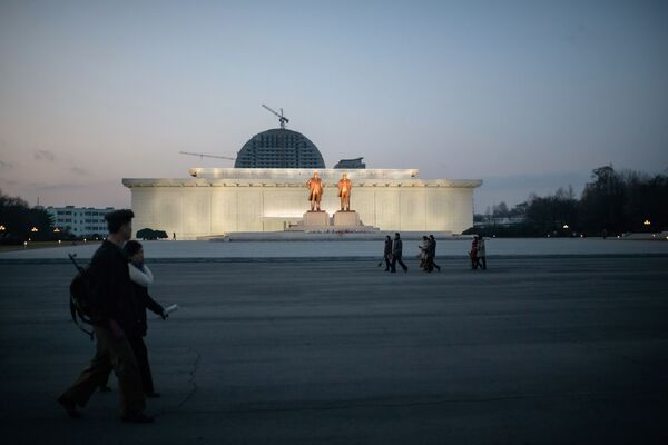 Les statues des dirigeants nord-coréens Kim Il-sung et Kim Jong-il dans la ville frontalière de Sinuiju, Corée du Nord. - Sputnik Afrique