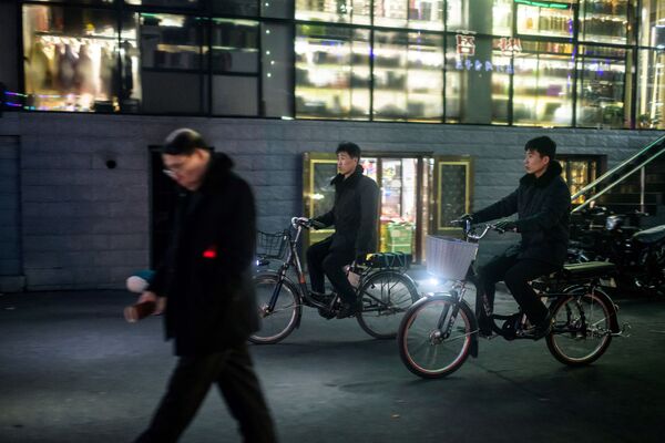 Des passants dans la rue de la ville frontalière de Sunuiju en Corée du Nord. - Sputnik Afrique