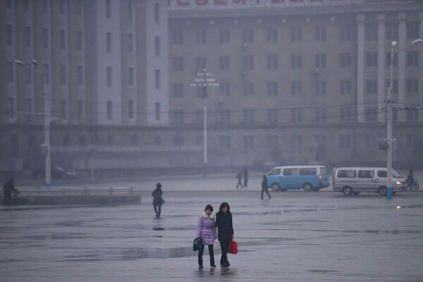 Des passants sur la place Kim Il-sung à Pyongyang, Corée du Nord. - Sputnik Afrique