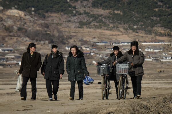 Des habitants de la ville de Sonchon en Corée du Nord. - Sputnik Afrique