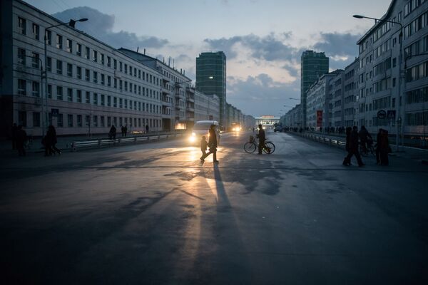 Dans une rue de la ville frontalière de Sinuiju, Corée du Nord. - Sputnik Afrique