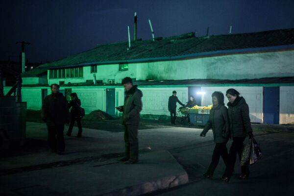 Des habitants de la ville frontalière de Sunuiju, Corée du Nord. - Sputnik Afrique