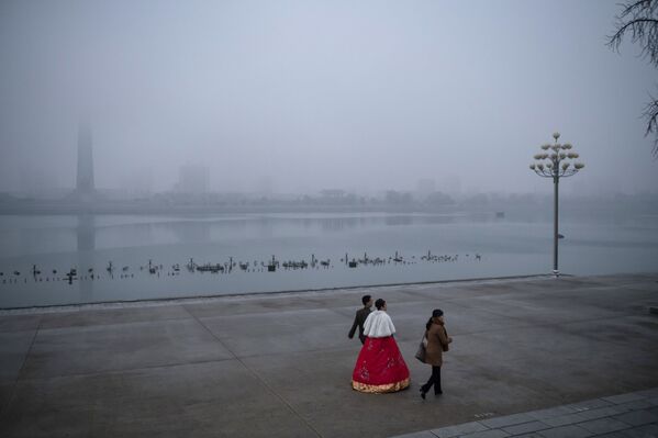 Des jeunes mariés sur le quai de Pyongyang, Corée du Nord. - Sputnik Afrique