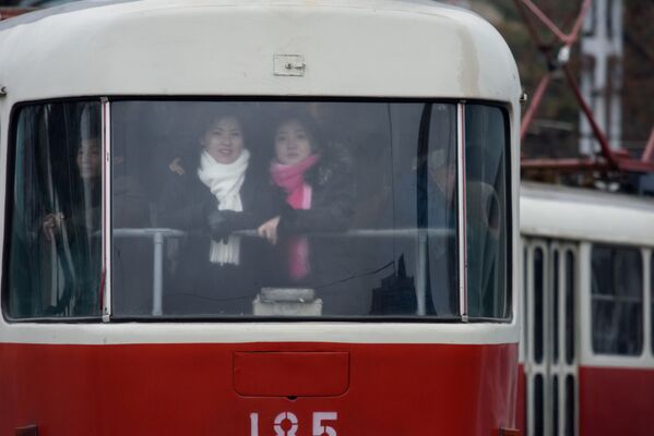 Les passagers d'un tramway à Pyongyang, Corée du Nord. - Sputnik Afrique