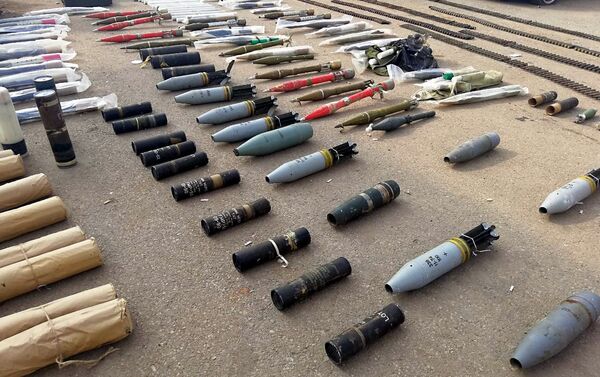 قوى الأمن السورية تعثر على مستودع يحوي كميات كبيرة من الأسلحة المتنوعة، بينها طائرات من دون طيار، من مخلفات المجموعات الإرهابية المسلحة، خلال عمليات التمشيط في مزارع درعا البلد - Sputnik Afrique