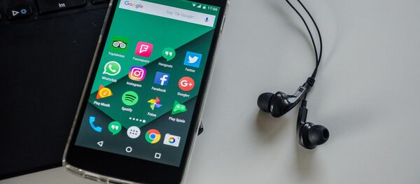 Un smartphone et un ordinateur - Sputnik Afrique