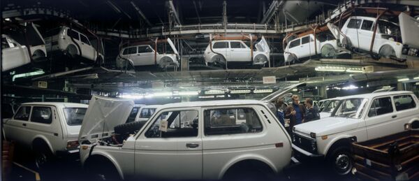 L’usine automobile AvtoVAZ. Atelier d’assemblage des Niva, 1981 L’usine automobile AvtoVAZ. Atelier d’assemblage des Niva, 1981 - Sputnik Afrique