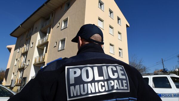 A municipal police officer stands January 22, 2015 in front of a building in Beziers, southern France, where a Russian Chechen suspected of preparing a terrorist attack was living before his January 19 arrest - Sputnik Afrique