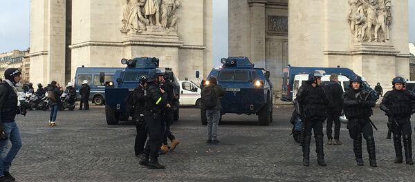 Blindés en plein Paris, manifestation des Gilets jaunes le 8 décembre 2018 Blindés en plein Paris, manifestation des Gilets jaunes le 8 décembre 2018 - Sputnik Afrique