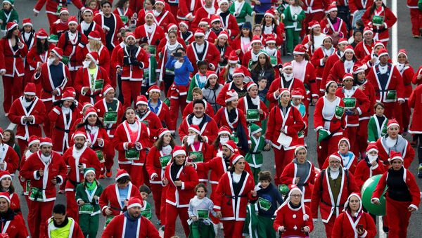 Participants dressed as Santa Claus take part in a charity race in Madrid - Sputnik Afrique