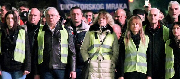 L'opposition revêt des gilets jaunes pour manifester au Monténégro L'opposition revêt des gilets jaunes pour manifester au Monténégro - Sputnik Afrique