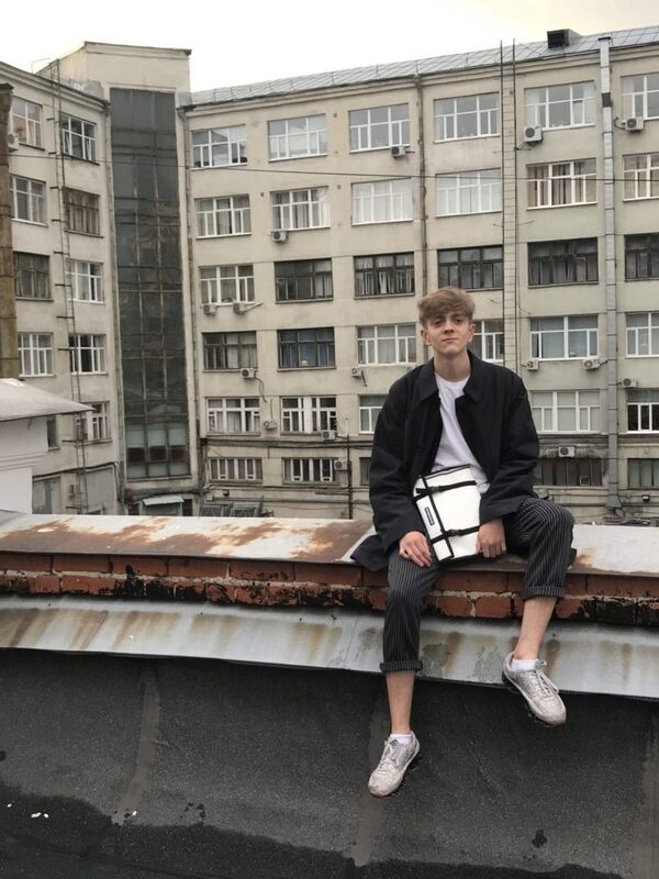 Le Russe Stepan Savinov qui coud ses sacs «Wollenberg» à partir de bâches pour camion - Sputnik Afrique