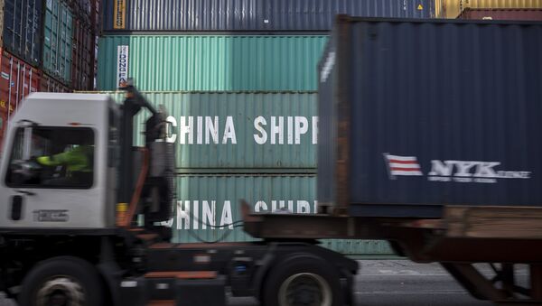 In this Thursday, July, 5, 2018 photo, a jockey truck passes a stack of 40-foot China Shipping containers at the Port of Savannah in Savannah, Ga. - Sputnik Afrique