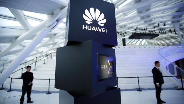 Security personnel stand near a pillar with the Huawei logo - Sputnik Afrique