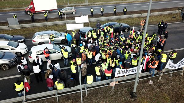 Polish farmers, wearing yellow vests like French protesters, block the A2 motorway in direction of Warsaw on December - Sputnik Afrique