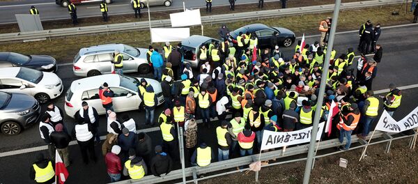 Polish farmers, wearing yellow vests like French protesters, block the A2 motorway in direction of Warsaw on December - Sputnik Afrique