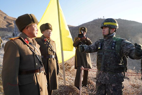 Les soldats des deux Corées ont pour la première fois passé librement la frontière - Sputnik Afrique