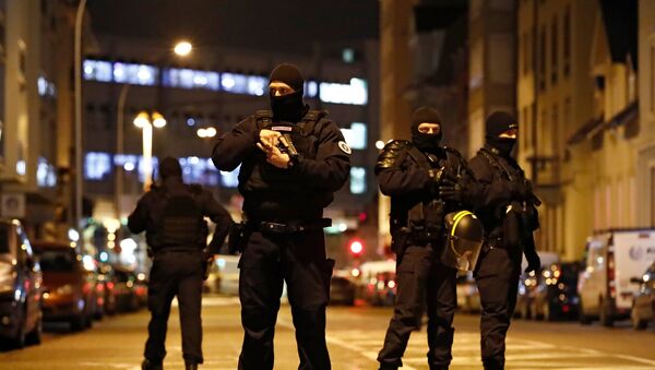 French special police forces secure an area during a police operation where the suspected gunman, Cherif Chekatt, who killed three people at a Christmas market in Strasbourg, was killed, in the Meinau district in Strasbourg, France, December 13, 2018. - Sputnik Afrique