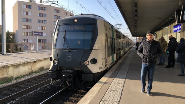 Une rame de RER arrive à la station Nanterre-Ville - Sputnik Afrique