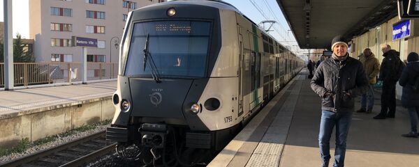 Une rame de RER arrive à la station Nanterre-Ville - Sputnik Afrique