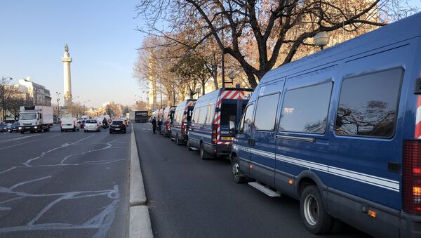 Les cars de la gendarmerie dans les rues de Paris - Sputnik Afrique