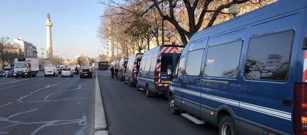 Les cars de la gendarmerie dans les rues de Paris - Sputnik Afrique