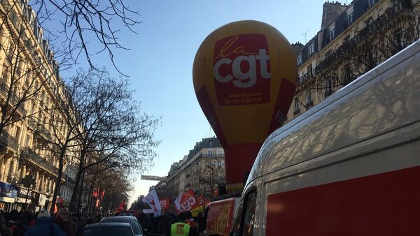 Le 14 décembre, des syndicats français, à côté des jeunes, manifestent à Paris contre la politique gouvernementale - Sputnik Afrique