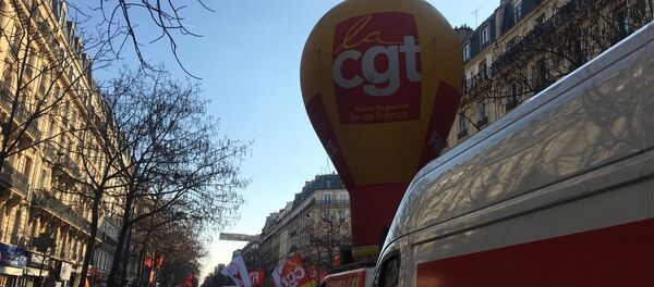 Le 14 décembre, des syndicats français, à côté des jeunes, manifestent à Paris contre la politique gouvernementale - Sputnik Afrique