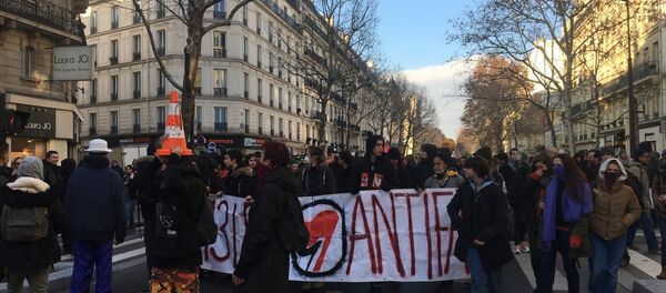 Le 14 décembre, des syndicats français, à côté des jeunes, manifestent à Paris contre la politique gouvernementale - Sputnik Afrique