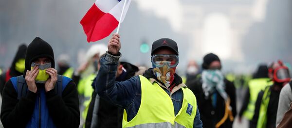 Masked protesters wearing yellow vests, a symbol of a French drivers' protest against higher fuel prices, take part in a demonstration on the Champs-Elysees in Paris, France, November 24, 2018 - Sputnik Afrique