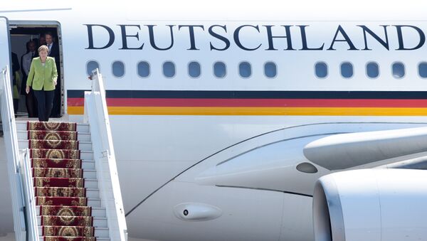 Angela Merkel sort de l'avion gouvernemntal (photo d'archive) - Sputnik Afrique