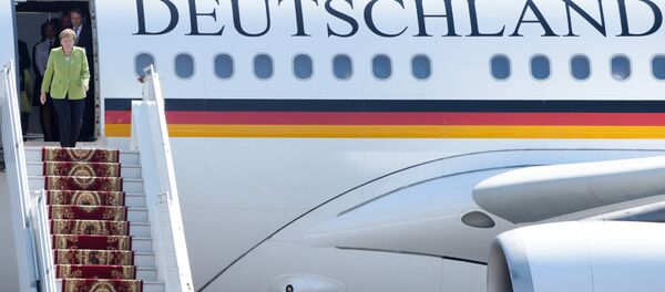 Angela Merkel sort de l'avion gouvernemntal (photo d'archive) - Sputnik Afrique