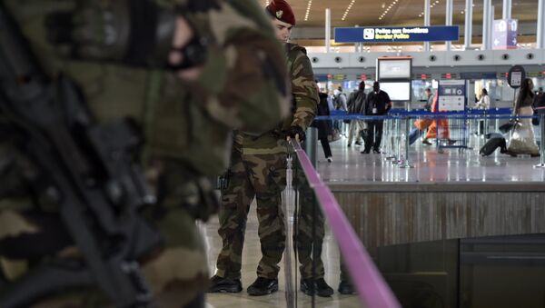 Militaires français à l'aéroport Roissy Charles de Gaulle - Sputnik Afrique