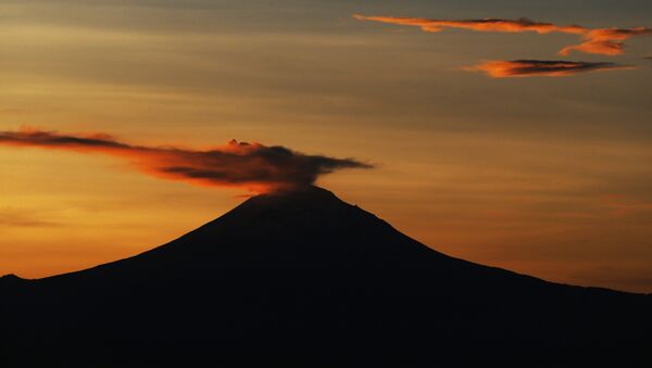 Una columna de ceniza y vapor se eleva desde el volcán Popocatépetl - Sputnik Afrique