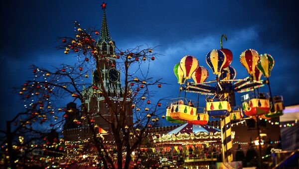 Карусели на новогодней ГУМ-ярмарке на Красной площади в Москве - Sputnik Afrique