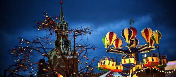 Карусели на новогодней ГУМ-ярмарке на Красной площади в Москве - Sputnik Afrique