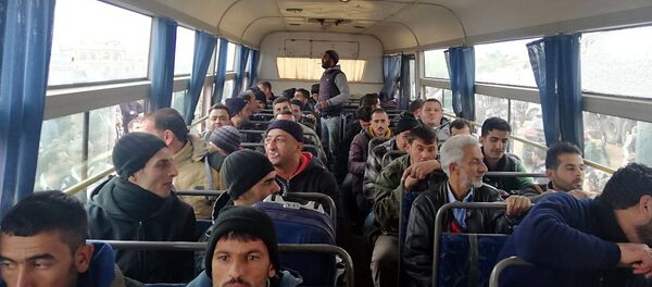 بحضور روسي...درعا تحتفل بالتحاق مئات المسلحين السابقين و(المتخلفين) بصفوف الجيش - Sputnik Afrique