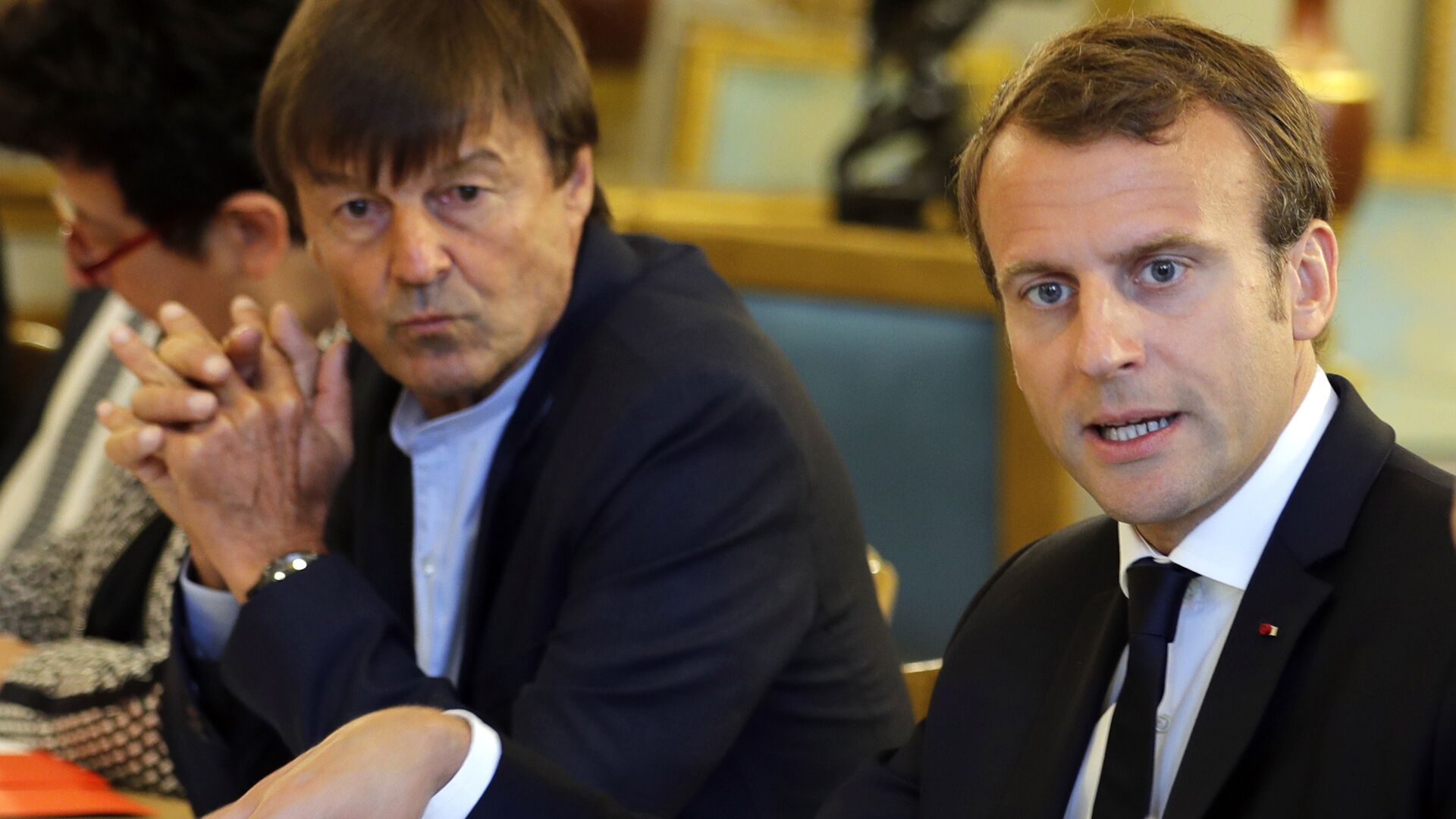 French President Emmanuel Macron, right, and Environment Minister Nicolas Hulot meet with NGOs to discuss climate and environment at the Elysee Palace in Paris,Tuesday, Sept. 5, 2017. - Sputnik Afrique, 1920, 26.11.2021