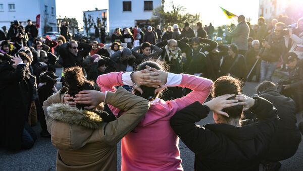 High school students re-enact an arrest during a demonstration in Mantes-la-Jolie on December 12, 2018, in support of the high-school students who were arrested in the Paris suburb - Sputnik Afrique
