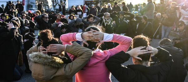 High school students re-enact an arrest during a demonstration in Mantes-la-Jolie on December 12, 2018, in support of the high-school students who were arrested in the Paris suburb - Sputnik Afrique