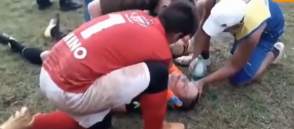 Un footballeur met l'arbitre KO pour un carton rouge - Sputnik Afrique