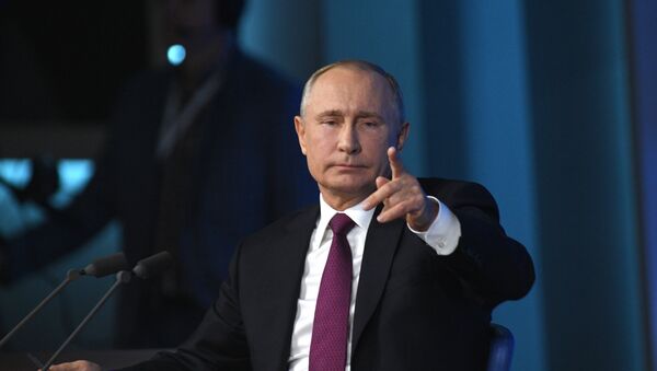 Vladimir Poutine répond aux questions de 1.702 journalistes russes et étrangers - Sputnik Afrique