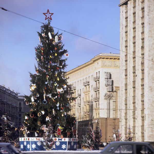 Sapin de Noël sur la place du Cinquantenaire de la Révolution d’Octobre (actuellement Place du Manège) Sapin de Noël sur la place du Cinquantenaire de la Révolution d’Octobre (actuellement Place du Manège) - Sputnik Afrique