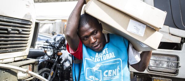 un employé de la CENI - Sputnik Afrique