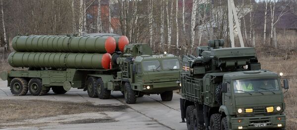 Une batterie de S-400 (en arrière-plan) et un système Pantsir-S1 (image d'illustration) - Sputnik Afrique